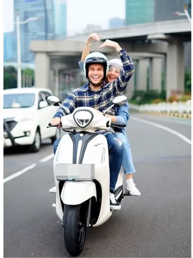 6 Potret Jonathan Frizzy Bintangi Iklan Helm, Bonceng Mesra Ririn Dwi Ariyanti