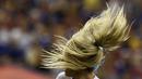 Kibasan rambut pemain AS, Julie Johnston, saat semifinal Piala Dunia Wanita 2015 antara AS melawan Jerman di Stadion Olimpiade di Montreal, Kanada. (30/6/2015). (AFP PHOTO/Franck Fife)