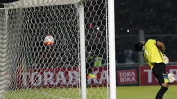 Kiper Persela, Choirul Huda, gagal menahan laju bola yang disundul Jose Guerro saat Persija Jakarta melawan Persela Lamongan di Stadion Utama Gelora Bung Karno, Jakarta, Jumat (13/5/2016). (Bola.com/NIcklas Hanoatubun)