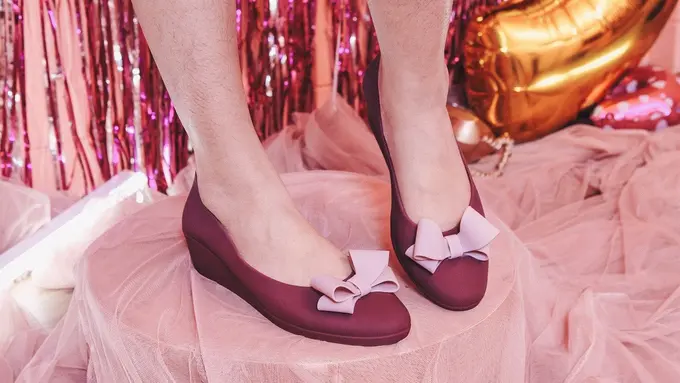 Perempuan kini tampil percaya diri dengan sepatu yang terjangkau
