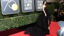 Kendall Jenner berpose di karpet merah ajang penghargaan film Golden Globe Awards 2018 di California, Minggu (7/1). Pertama kali diundang ke ajang penghargaan film bergengsi tersebut, Kendall sukses memukau semua mata. (Frazer Harrison/Getty Images/AFP)