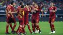 Para pemain AS Roma merayakan gol yang dicetak Diego Perotti ke gawang Barcelona pada laga International Championship Cup di Stadion AT&T, Texas, Selasa (31/7/2018). AS Roma menang 4-2 atas Barcelona. (AFP/Richard Rodriguez)