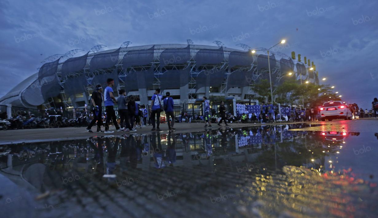 Bobotoh memadati Stadion Gelora Bandung Lautan Api saat laga Persib Bandung melawan Mitra Kukar pada laga Torabika SC 2016, Sabtu (18/6/2016). (Bola.com/Nicklas Hanoatubun)