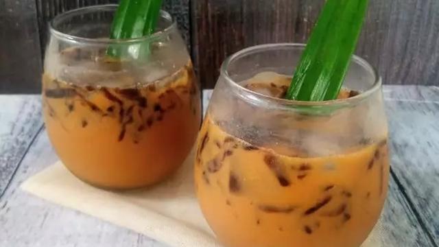 Resep es cincau hitam gula merah untuk buka puasa. (dok. Cookpad @farisfaris8654)