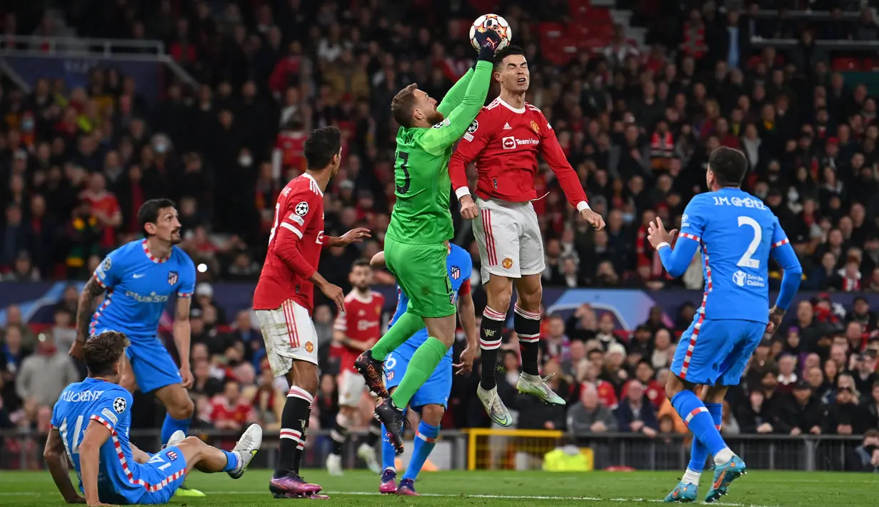 Cristiano Ronaldo yang sedang dalam kondisi terbaiknya berusaha menjebol gawang Atletico Madrid yang dijaga Jan Oblak. (AFP/Paul Ellis)