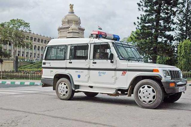 Mobil polisi yang ada di rumah Rashi dan orang tuanya | Photo: Copyright indiatimes.com