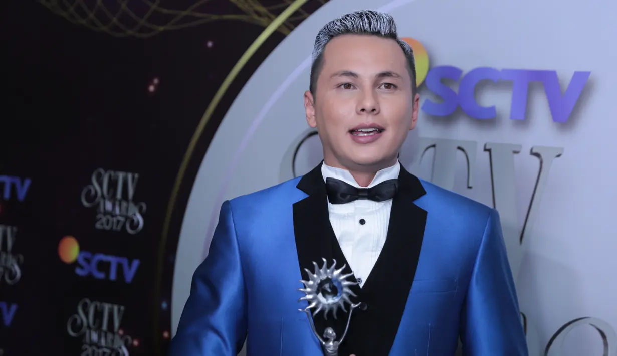 Saat memberikan sepatah kata kemenangannya, ia mengaku bahwa stasiun SCTV merupakan yang berjasa terhadap kariernya. Presenter Inbox itu mengaku stasiun tersebut tak meyakinkan untuk karier barunya. (Adrian Putra/Bintang.com)