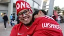 Seorang suporter Indonesia menggendong sang anak untuk menyaksikan laga kedua Grup D Piala Asia 2023 antara Timnas Indonesia menghadapi Vietnam di Abdullah Bin Khalifa Stadium, Doha, Qatar, Jumat (19/1/2024). (AFP/Karim Jaafar)