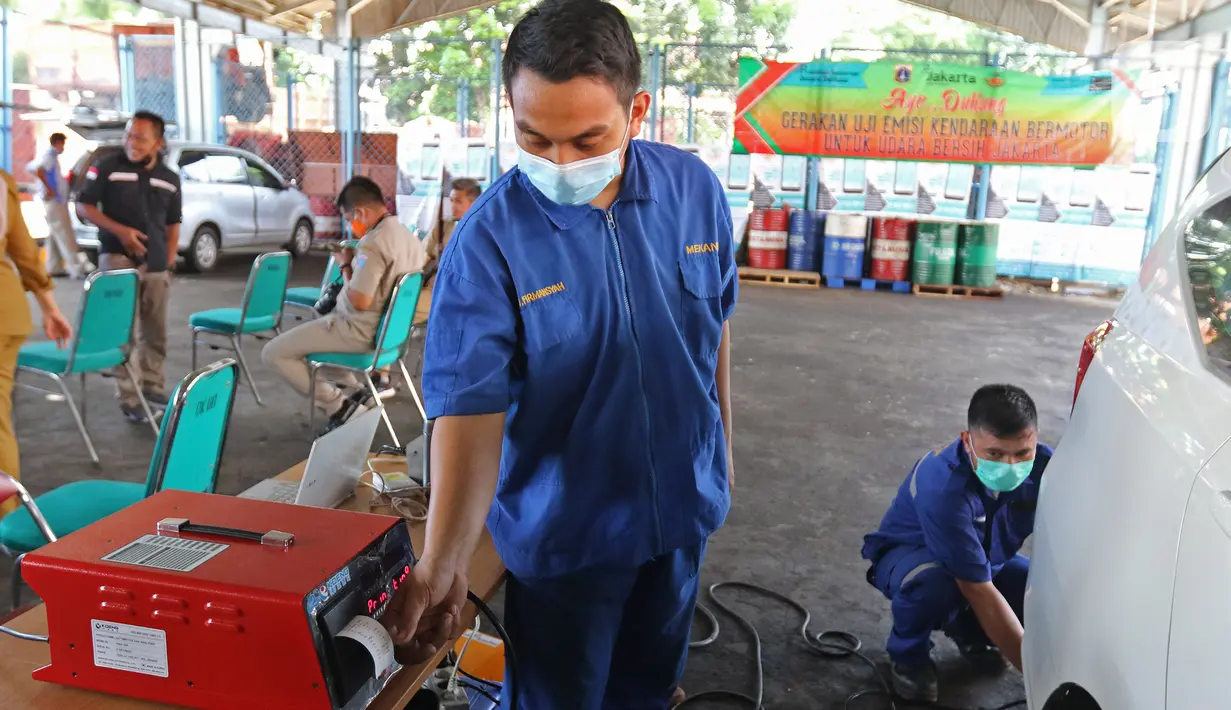 Petugas melakukan uji emisi buang kepada kendaraan di Kantor Dinas Lingkungan Hidup DKI kawasan Kramat Jati, Jakarta, Selasa (3/11/2020). Dinas Lingkungan Hidup DKI menggelar uji emisi gratis mulai 3 November yang nantinya akan rutin digelar setiap Selasa dan Kamis. (Liputan6.com/Herman Zakharia)