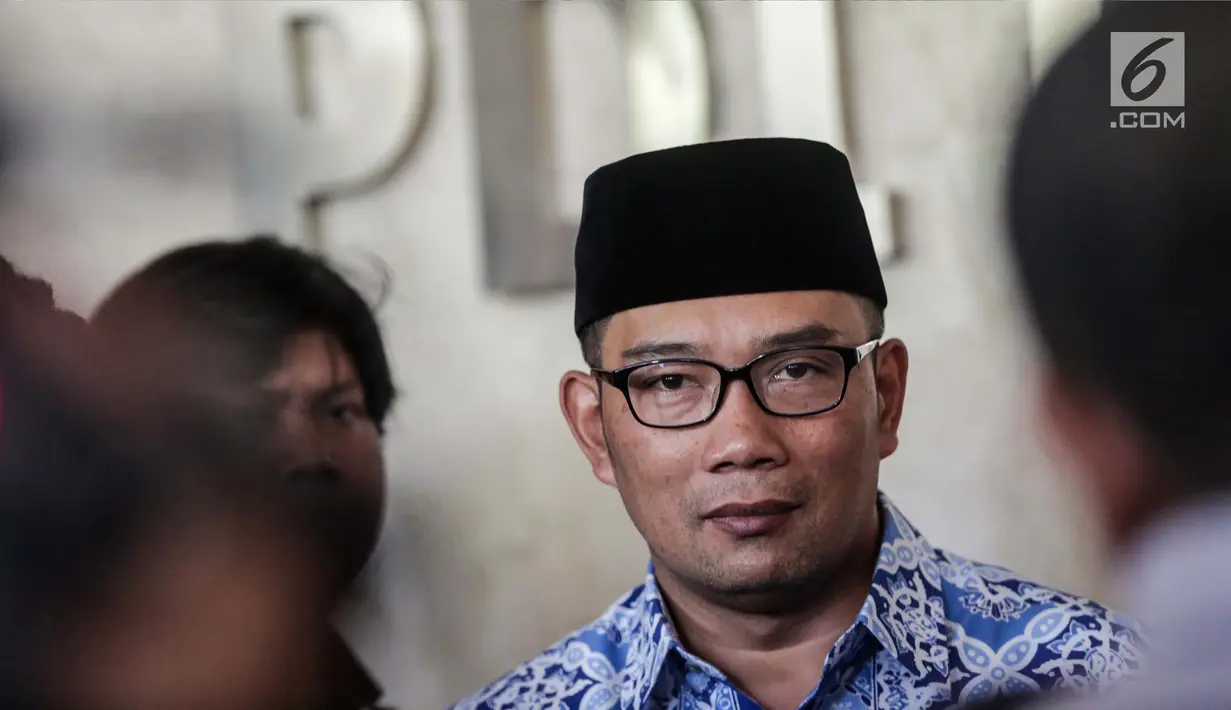 Walikota Bandung Ridwan Kamil memberikan keterangan usai pertemuan tertutup di DPP PDIP, Jakarta, Rabu (3/1). Lebih lanjut, Emil menyebut kedatangannya baru komunikasi tahap awal dan belum ada keputusan apa pun. (Liputan6.com/Faizal Fanani)