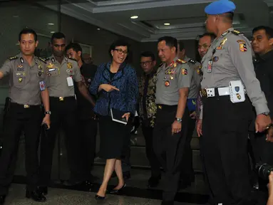 Menkeu Sri Mulyani (tengah) bersama Kapolri Jenderal Pol Tito Karnavian di  Mabes Polri, Jakarta, Jumat (29/7). Bersama Kapolri, Sri Mulyani melakukan video Call  sosialisasi Tax Amnesty ke seluruh Kapolda di Tanah Air. (Liputan6.com/Gempur M Surya)