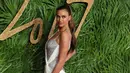 Irina Shayk, turut hadir di acara bergengsi tersebut. Ia memakai gaun panjang berwarna putih dengan belahan di bagian depan dan makin terlihat seksi dengan tatanan rambutnya yang sederhana. (AFP/Daniel LEAL-OLIVAS )