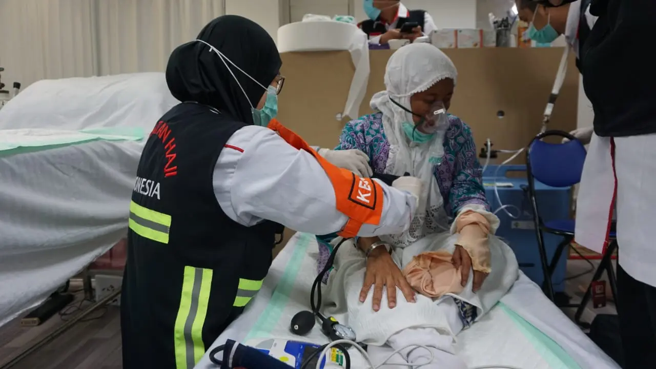 Jemaah haji Indonesia mendapatkan perawatan kesehatan. (FOTO: MCH PPIH ARAB SAUDI 2023)