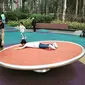 Salah satu permainan di Tuen Mun Park. Mainan ini adalah ayunan piring, yang menjadi salah satu pembelajaran agar anak tetap seimbang (dok Instagram @fortunecookiemomhttps://www.instagram.com/p/BrmJADPhmMk/Ossid Duha Jussas Salma)