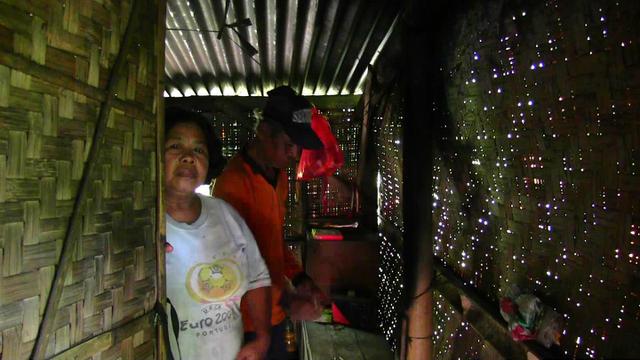 Kisah Pasutri Lansia Cirebon Tinggal di Gubug Reyot Dengan Kandang Ayam