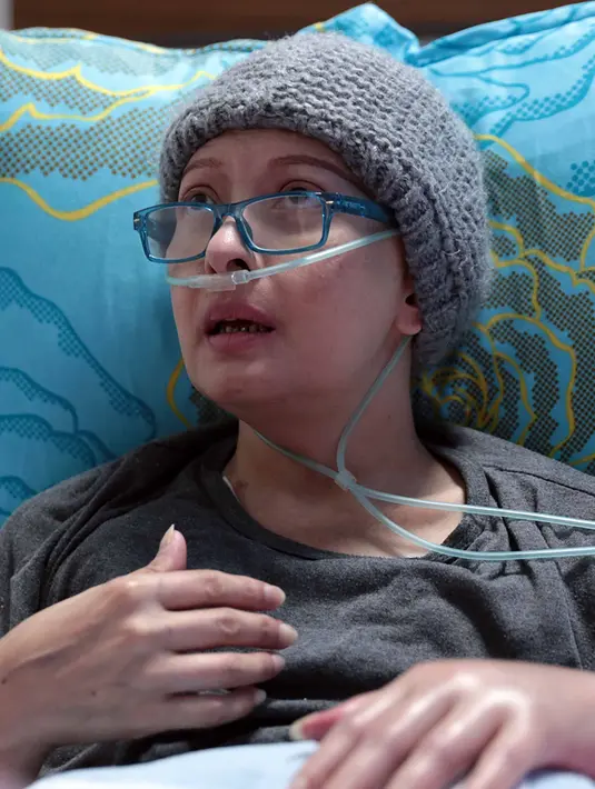"Saya sangat sedih sekali. Karena penyakit ini menguras tenaga, pikiran, semangat dan sangat menguras dana keuangan," ungkap Yana dengan suara lirih dan terlihat masih menggunakan selang infus. (Deki Prayoga/Bintang.com)