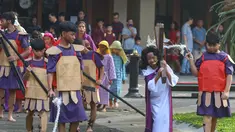 Anak-anak umat Katolik memeragakan drama penyaliban Yesus Kristus dalam Tablo Jalan Salib di Gereja Santo Stefanus, Cilandak, Jakarta Selatan, Jumat (18/4/2025). (merdeka.com/Arie Basuki)