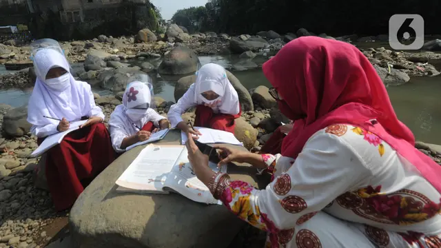 Belajar Secara Daring di Pinggir Sungai