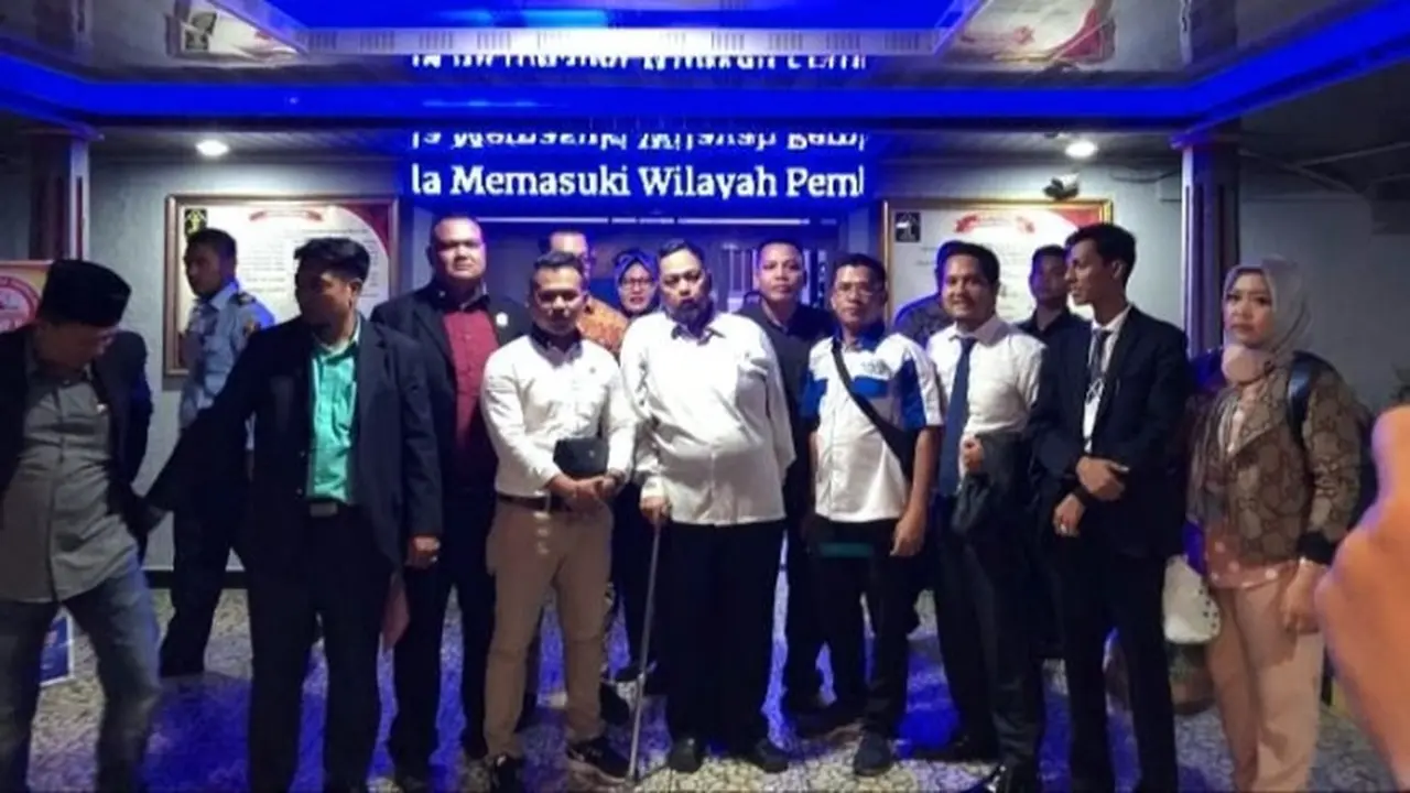 Mantan Bupati Indragiri Hilir Indra Muchlis Adnan keluar dari penjara setelah status tersangkanya dibatalkan pengadilan.