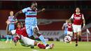 Pemain Arsenal, Gabriel, berebut bola dengan pemain West Ham United, Michail Antonio, pada laga Premier League di Stadion Emirates, Sabtu (19/9/2020). Arsenal menang dengan skor 2-1. (Will Oliver/Pool via AP)