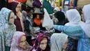 Sejumlah pengunjung berbelanja busana muslim di salah satu pusat perbelanjaan di Jakarta, Rabu (3/6/2015). Jelang memasuki bulan suci Ramadan, warga mulai ramai berburu busana muslim. (Liputan6.com/Johan Tallo)
