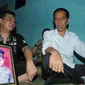 Jokowi terlihat sedang berbincang dengan orangtua Renggo dan mendengarkan kronologi bagaimana Renggo meninggal. (Liputan6.com/Herman Zakharia)