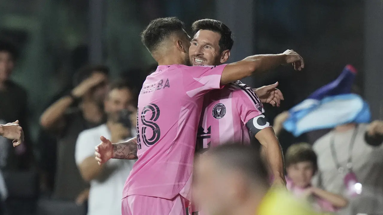 Lionel Messi merayakan golnya bersama Jordi Alba di laga Inter Miami vs LA Galaxy di laga lanjutan MLS 2025 di Chase Stadium, Florida, Amerika Serikat, Minggu (17/08/2025) pagi WIB. (AP Photo/Lynne Sladky).