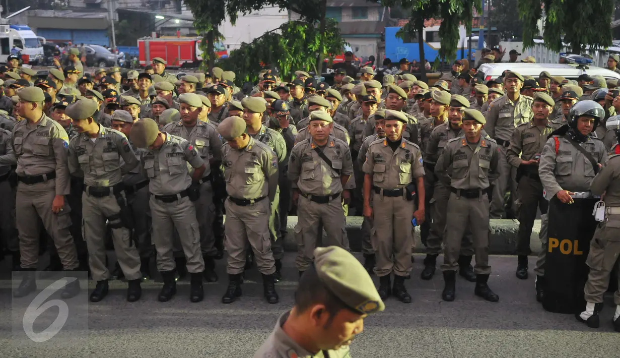 Gabungan TNI, polisi dan Satpol PP menggelar apel sebelum eksekusi penertiban permukiman di Pasar Ikan, Penjaringan, Jakarta, Senin (11/4). Sebanyak 4.218 personel gabungan dikerahkan untuk mengamankan proses penertiban itu. (Liputan6.com/Gempur M Surya)