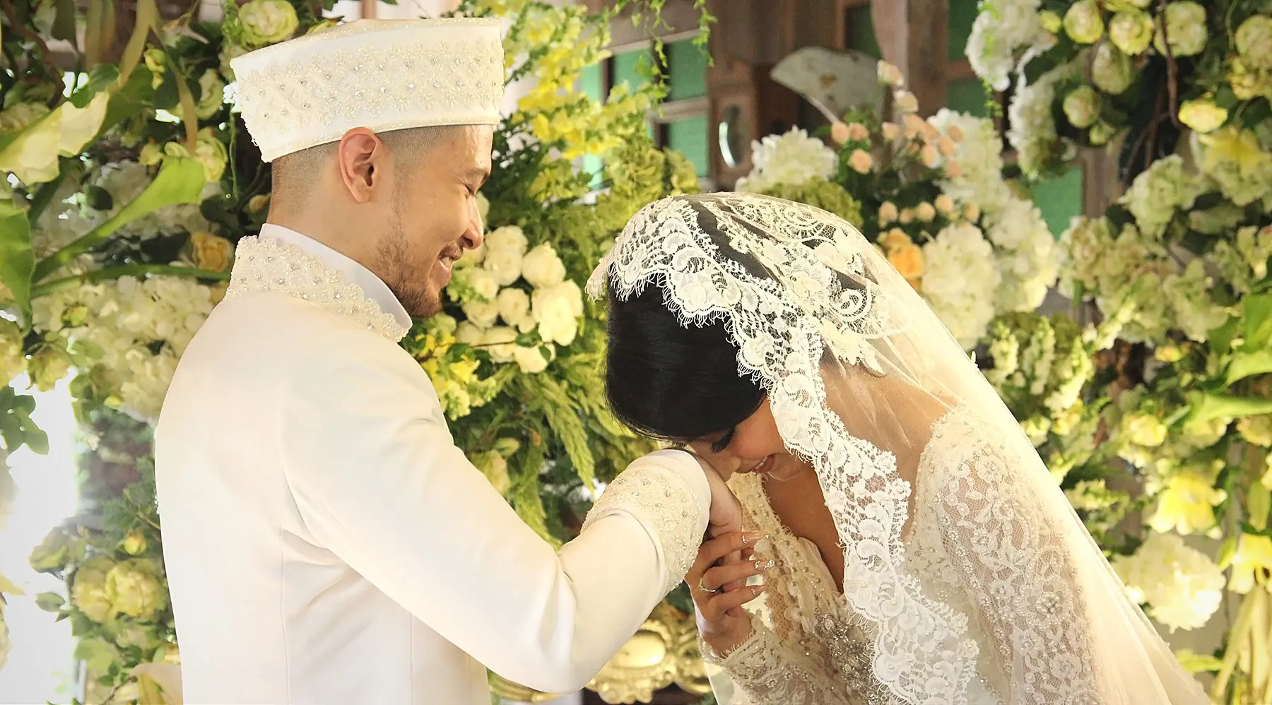 Air mata Tyas Mirasih menetes sebelum resmi dipersunting lelaki yang menjadi pilihannya, Raiden Seodjono. Akad nikah pasangan ini digelar Sabtu, (8/7). Ijab kabul berjalan khidmat dan lancar disaksikan kedua keluarga mempelai. (Bambang E. Ros/Bintang.com)