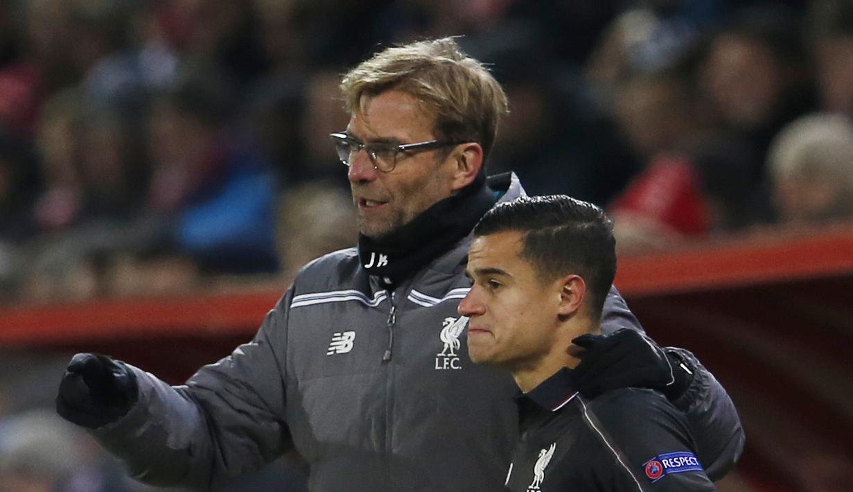 Pelatih Liverpool, Juergen Klopp memberikan instruksi kepada Philippe Coutinho pada lanjutan UEFA Europa League grup B di Stadion Stade Tourbillon, Sion, Switzerland, Jumat (11/12/2015) dini hari WIB. (Reuters / Lee Smith)
