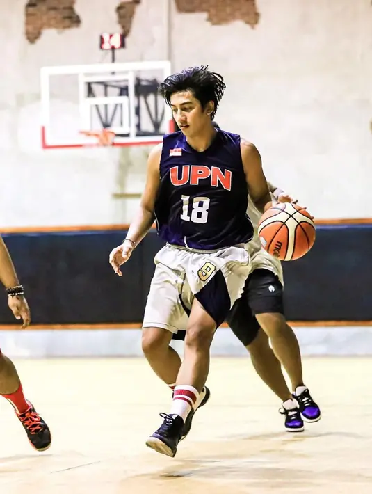 Baru-baru ini ia mengunggah momen saat bermain bola basket di media sosial Instagramnya. Dalam penampilannya, ia pun piawai dalam memainkan bola. Banyak netizen dan selebriti pun memuji penampilannya. (Liputan6.com/IG/@harrisvriza)