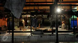 Seorang pedagang berdiri diantara lapak pedagang daging sapi di Pasar Palmerah, Jakarta, Senin (10/8/2015). Pedagang daging sapi melakukan aksi mogok jualan karena harga daging terus merangkak naik hingga mencapai Rp 130 ribu/kg.(Liputan6.com/Johan Tallo)