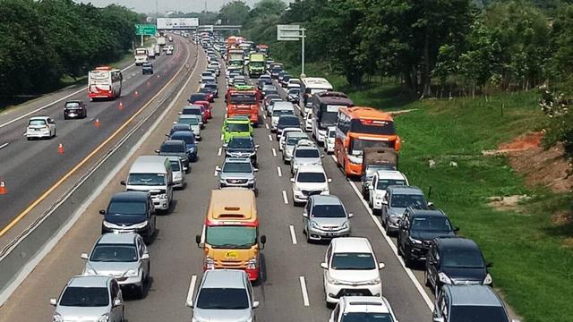 Tol Jakarta-Cikampek padat, Sabtu (21/12/2019). (Liputan6.com/Abramena)