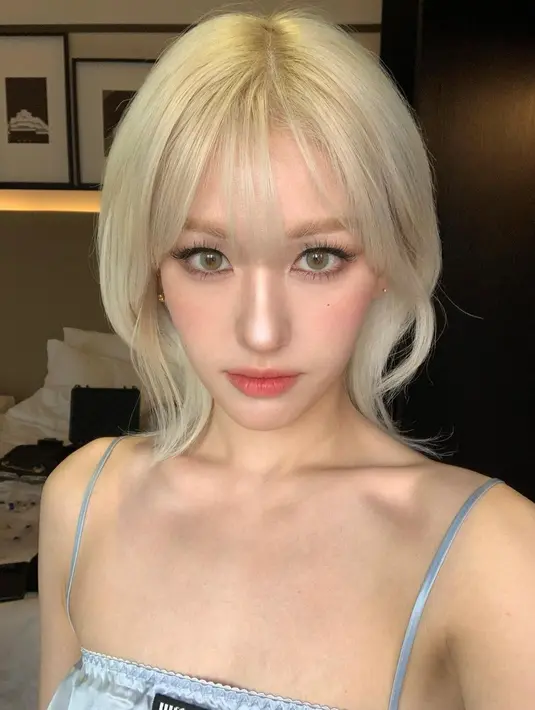 Tampil nyentrik dengan gaya rambut wolf cut yang diwarnai pirang seperti Jeon Somi satu ini. [Foto: IG/somsomi0309].