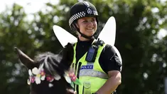 Polisi wanita bersayap peri melakukan patroli menggunakan kuda di lokasi Festival Glastonbury, Worthy Farm, Somerset, Inggris, 25 Juni 2015. (REUTERS/Dylan Martinez)