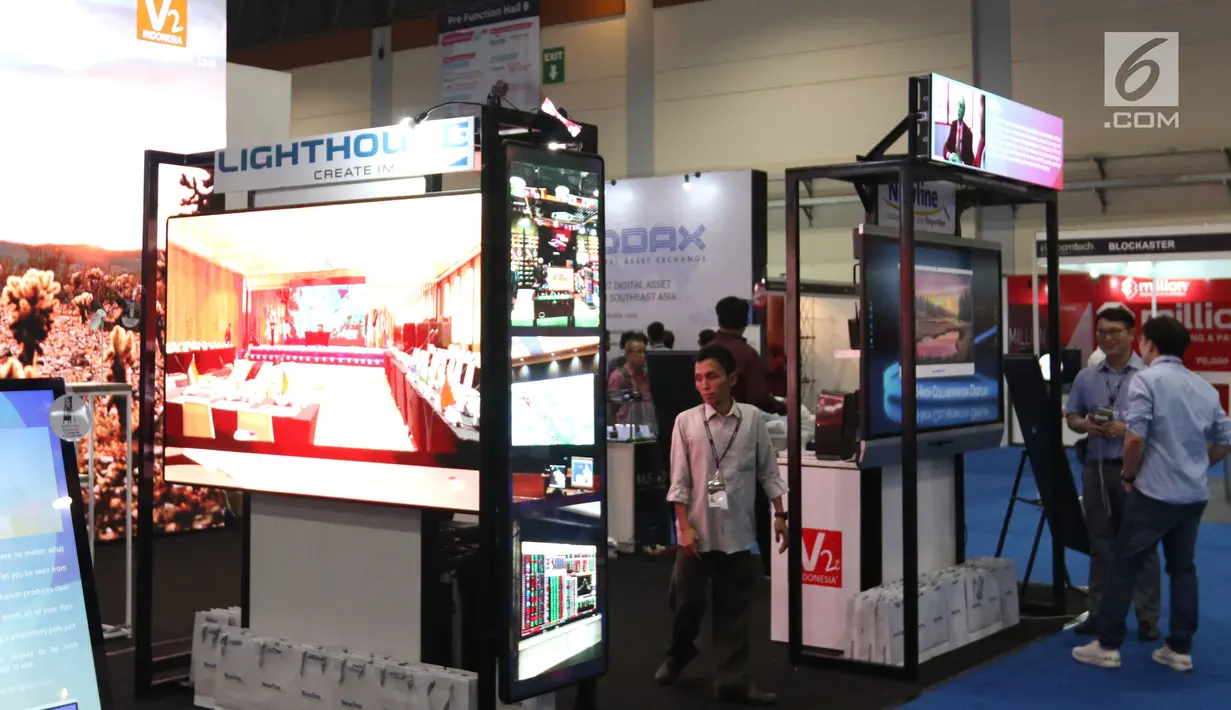 Pengunjung melihat pameran Indocomtech 2018, Jakarta, Rabu (31/10). Indocomtech 2018 diikuti 250 eksibitor, dari bidang telekomunikasi, komputer, software, games, smartphone, elektronik, dan aksesori yang ada di Indonesia. (Liputan6.com/Angga Yuniar)
