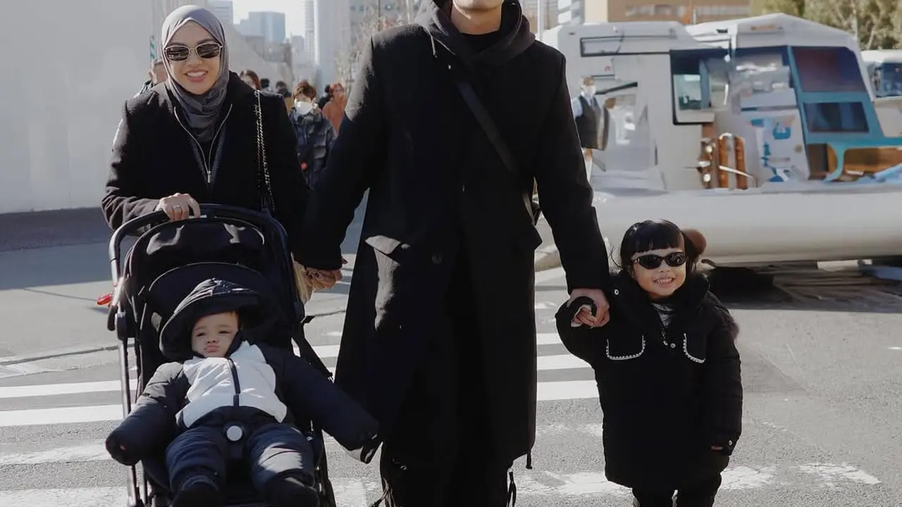 Potret Keseruan Aurel dan Atta Ajak Anak-Anak ke Jepang, Tampil dengan Outfit Serasi Setiap Saat (instagram/attahalilintar, instagram/aurelie.hermansyah)