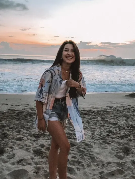 Seperti saat aktris kelahiran Juli 2001 tersebut pakai kain pantai over size yang dipadukan kaos serta celana pendek. Gayanya simpel namun tetap memesona. (Liputan6.com/IG/@jennifercoppenreal20)
