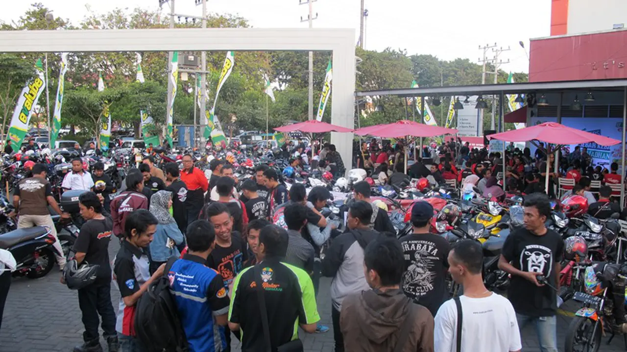 'Bikers Sebar Kebaikan Ramadhan Bersama Evalube' di Surabaya