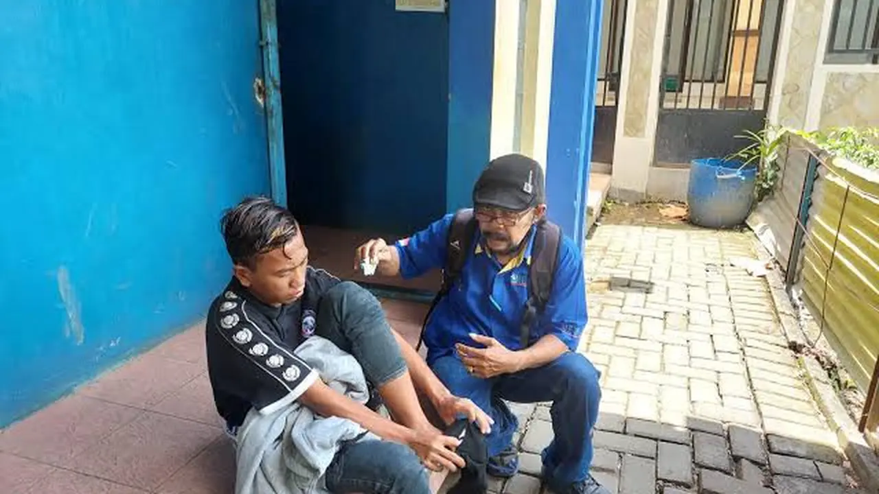 Rusdi diduga depresi akibat tragedi kanjuruhan dan memilih  bertahan di Stadion Kanjuruhan (Istimewa)