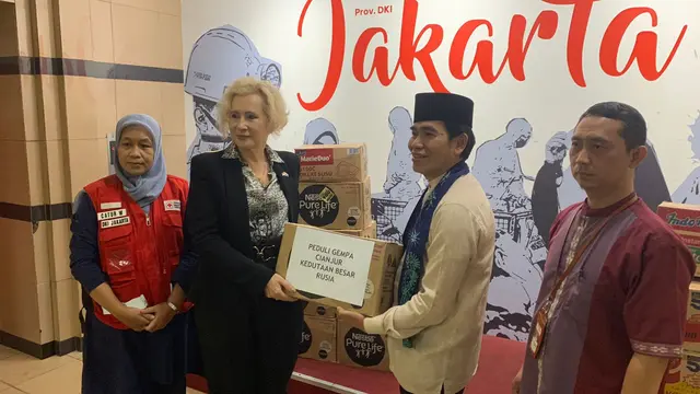 Dubes Rusia Lyudmila Vorobieva menyerahkan donasi (simbolik) untuk korban gempa Cianjur melalui PMI DKI Jakarta, Jumat (2/12/2022). (Dok. PMI DKI Jakarta)
