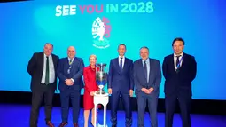 Sementara, laga final dijadwalkan berlangsung di Stadion Wembley, London, 9 Juli 2028 mendatang. Tampak dalam foto, Conrad Kirkwood Presiden IFA; Mike Mulraney Presiden SFA; Debbie Hewitt, Ketua Dewan UK&I; Aleksander Ceferin, Presiden UEFA; Paul Cooke, Presiden FAI, dan Noel Mooney, Direktur Eksekutif FAW (dari kiri ke kanan) berpose bersama saat peluncuran turnamen sepak bola UEFA EURO 2028 di Below The Lights, London Pusat, pada 12 November 2025. (James Manning/POOL/AFP)