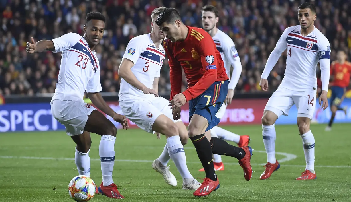 Striker Spanyol, Alvaro Morata, berusaha melewati striker Norwegia, Ola Kamara, pada laga Kualifikasi Piala Eropa 2020 di Stadion Mestalla, Valencia, Sabtu (23/3). Spanyol menang 2-1 atas Norwegia. (AFP/Jose Jordan)
