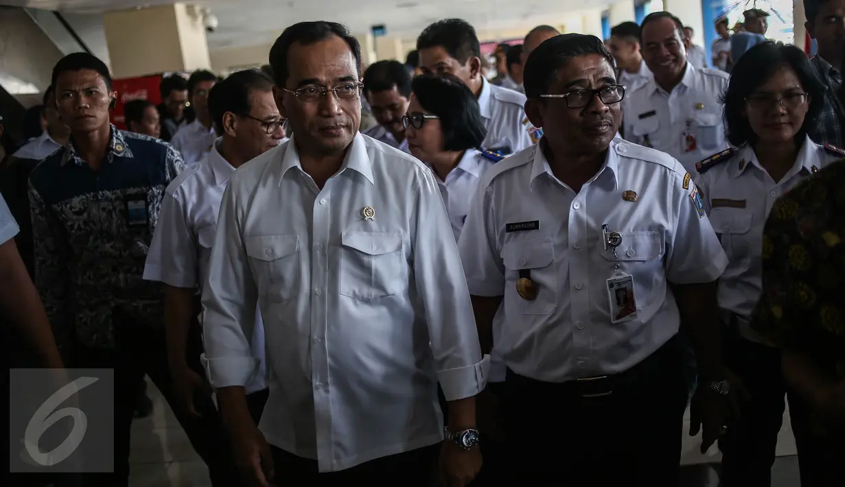 Menteri Perhubungan Budi Karya bersama Plt Gubernur DKI Jakarta  Sumarsono (Soni) tiba di Terminal Bus Pulo Gebang untuk soft launching, Jakarta, Rabu (28/12). (Liputan6.com/Faizal Fanani)