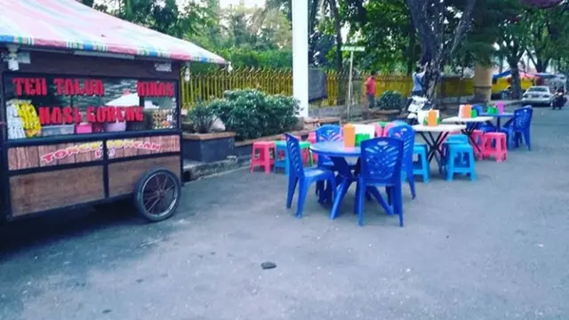 Suasana di Tugu Gampo, pusat kuliner malam di Kota Padang. (Liputan6.com/ Novia Harlina)