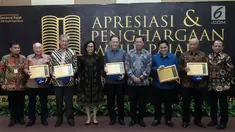 Menkeu Sri Mulyani foto bersama pengusaha besar yang menerima penghargaan antara lain Raden Eddy Kusnadi Sariaatmadja, Anthoni Salim, Sofjan Wanandi, Arifin Panigoro, dan Erick Thohir, Jakarta, Selasa (13/3). (Liputan6.com/Pool/Ditjen Pajak)