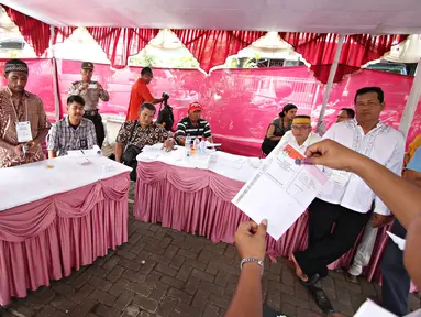 Petugas melakukan penghitungan surat suara Pilkada serentak di TPS Kampung Pilkada RW 03, Depok, Jawa Barat, (9/12). Penghitungan surat suara di seluruh Indonesia mulai dilakukan setelah batas waktu pencoblosan berakhir. (Liputan6.com/Immanuel Antonius)