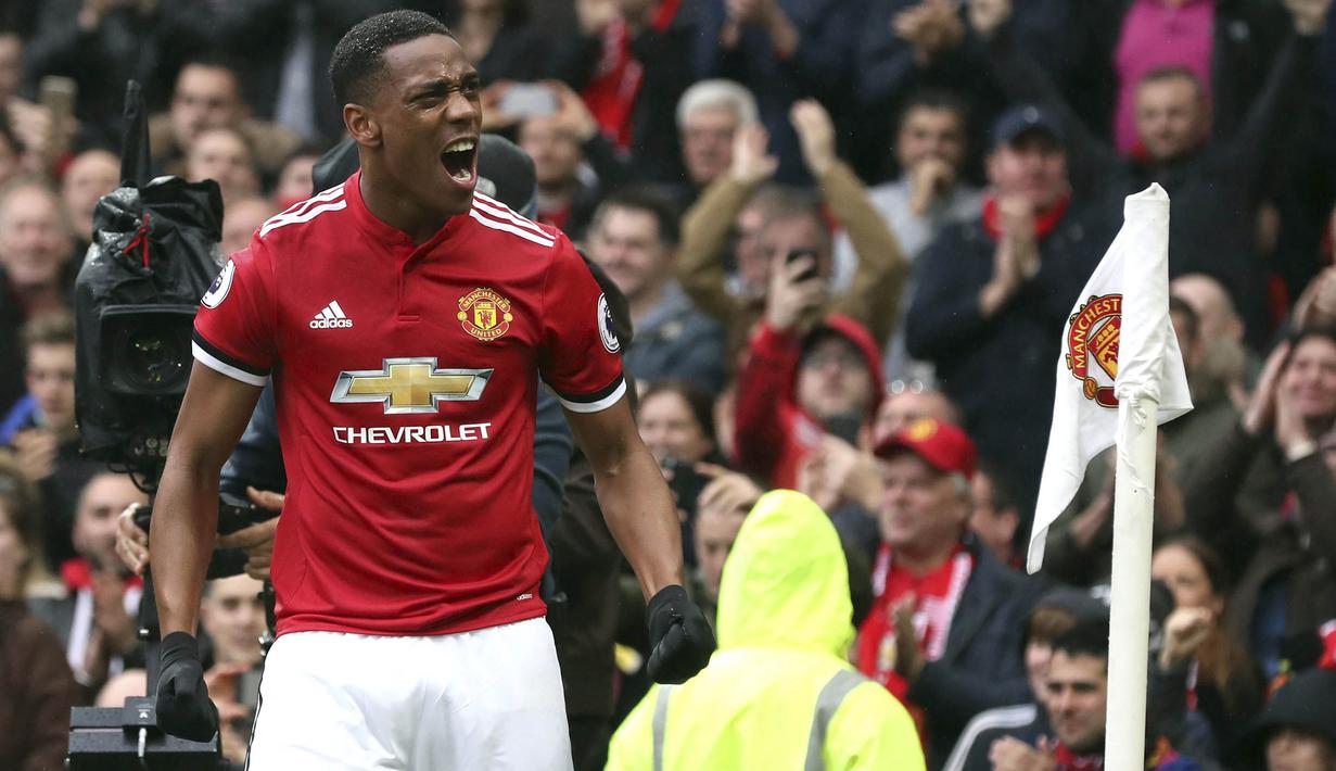 Gelandang Manchester United, Anthony Martial, merayakan gol yang dicetaknya ke gawang Tottenham pada laga Premier League di Stadion Old Trafford, Manchester, Minggu (28/10/2017). MU menang 1-0 atas Tottenham. (AP/Martin Rickett)