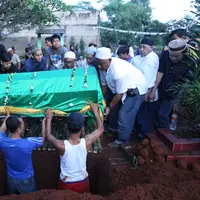 Cantika, putri bungsu Komeng saat hendak dimakamkan. (Nurwahyunan/Bintang.com)