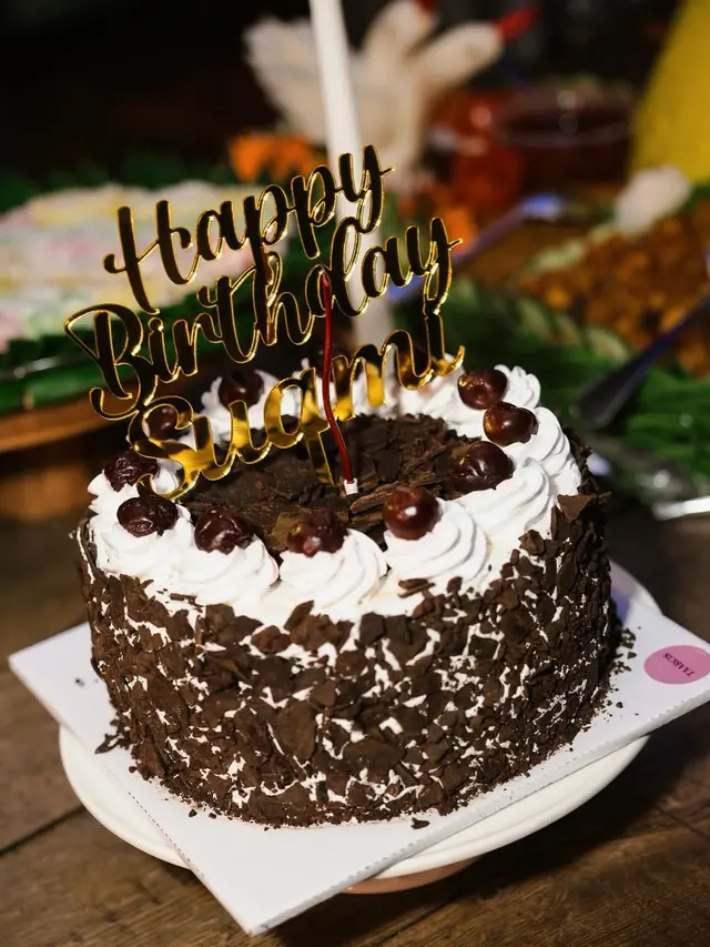 Umumkan Sudah Menikah, Gaya Nindy Ayunda Rayakan Ultah Dito dengan Gaun Merah Elegan